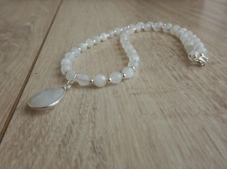 Collier en pierre de lune
